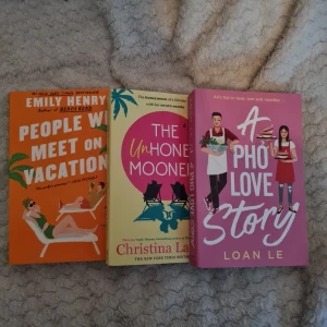 Romcom böcker- People we meet on vacation, The unhoneymooners, A phó love story. - Jag säljer 3 stycken helt nya romcom böcker. People we meet on vacation - Emily henry, The unhoneymooners - Christina Lauren & A phó love story - Loan Lee.  Olästa böcker som endast säljs för att det inte är min typ av böcker längre. Inga skavanker eller brister på  ryggen av böckerna eller framsidan😊 Alla böcker säljs tillsammans.