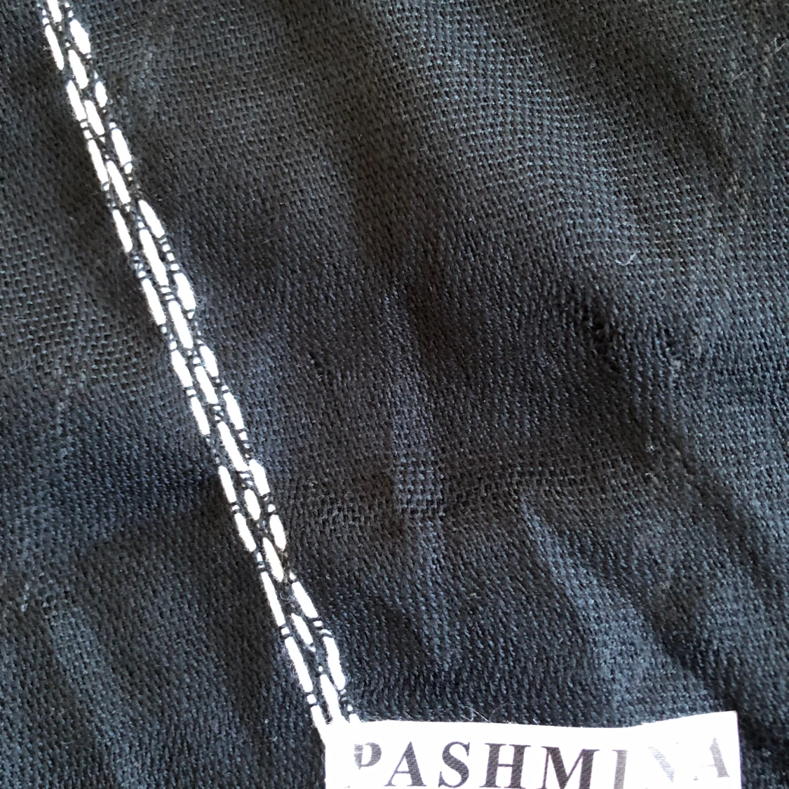 Svart pashmina halsduk med vita ränder oanvänd - 2