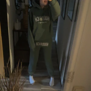 Hoodrich se - Säljer ett grönt hodrich sätt då de är för litet. Båda delarna är i strl 36. Använda få gånger