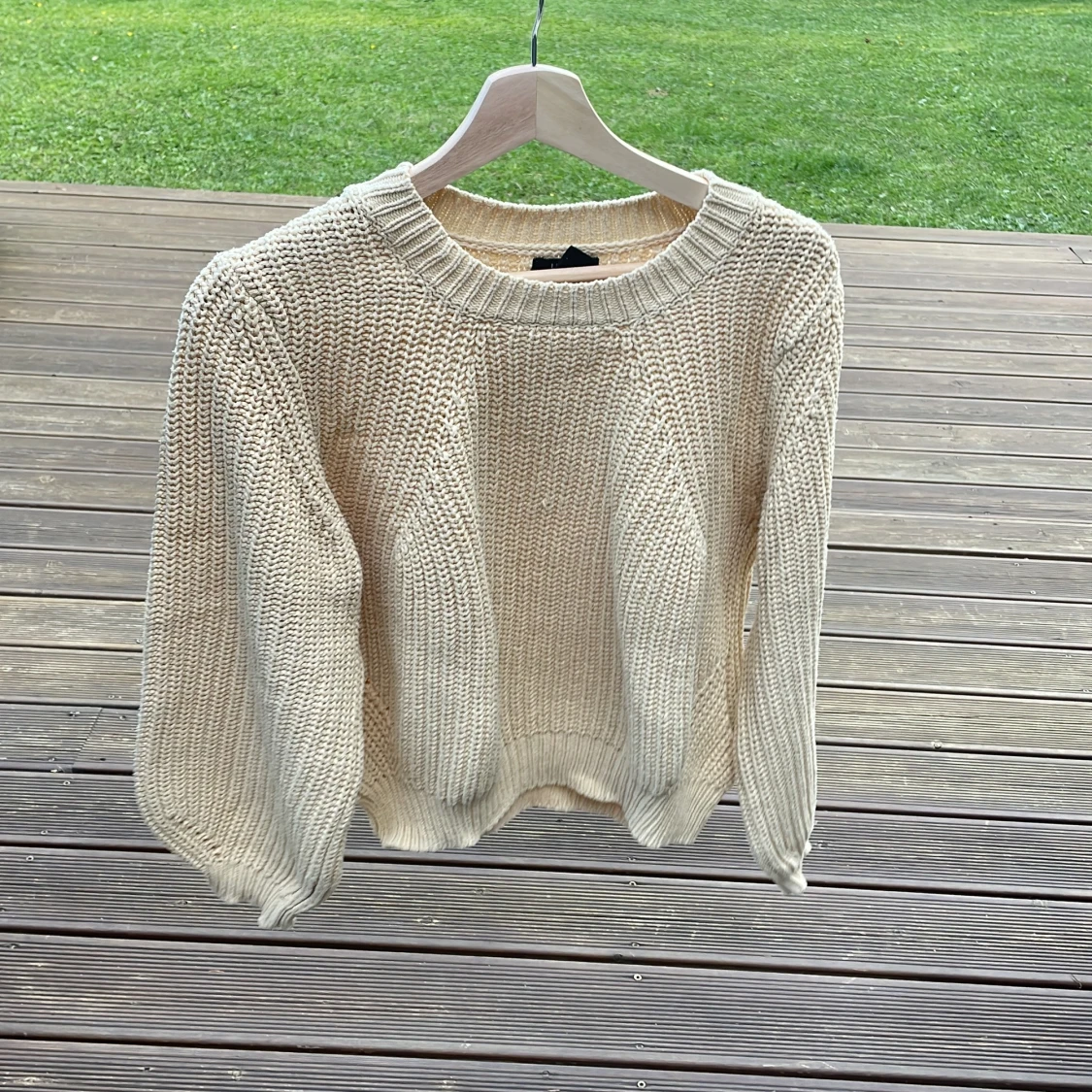 Beige stickad tröja med grov struktur