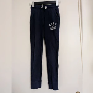 Mjukisbyxor/sweatpants Gant - Fina mjukisbyxor från Gant. I storlek 134/140.