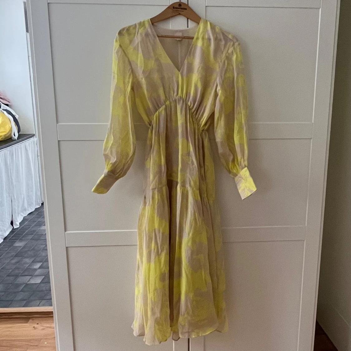 Gul och beige långklänning H&M
