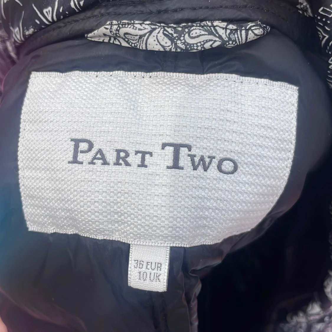 Svartvit mönstrad pufferjacka - 4