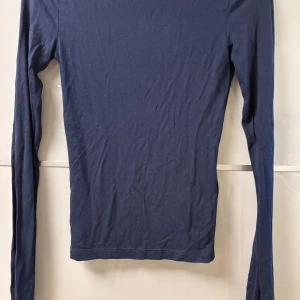 Mörkblå långärmad bomullströja Gina Tricot - Säljer denn mörklblå soft touch tröja från gina tricot, då den inte används med en någon gång. Den är näst intill oanvänd och är i storlek XXS.  