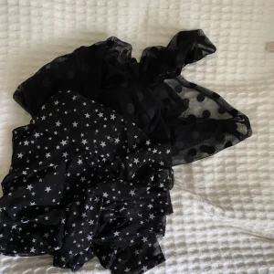 Mesh-toppar från Zara, stjärnor & prickar - Två  mesh-toppar från Zara.  Båda har lång ärm och är figurnära. Får båda för 100 