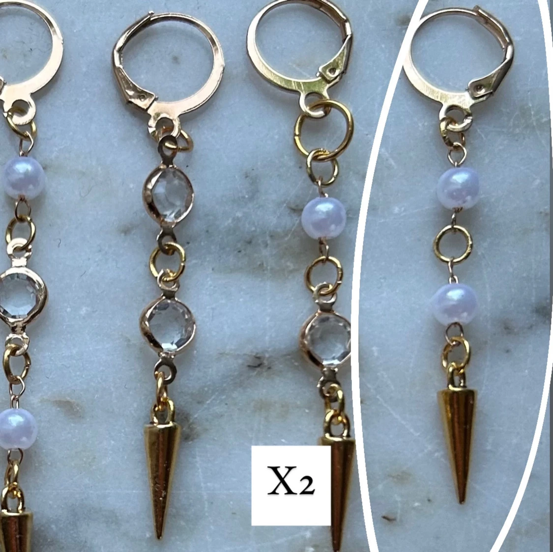 Guldiga örhängen med pärlor och kristall