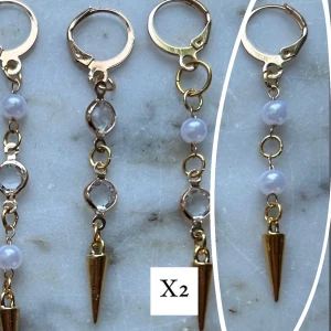 Guldiga örhängen med pärlor och kristall - Ett par 💘