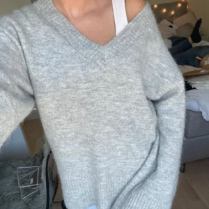 Grå stickad tröja  - Stickad tröja 