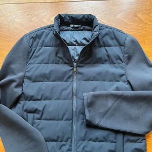 Zara Cardigan  - Perfekt skick (10/10)! Mjuk och stilren – funkar lika bra till sommarkvällen som i vår/höst 🍂🌇 Enkel att slänga över allt från t-shirt till skjorta