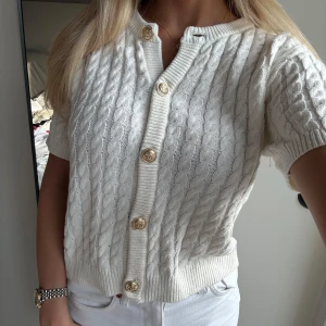 Kofta - Säljer denna underbara koftan från Hm, st L men passar mer mig som har S 🤍🌸