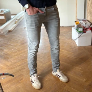 Replay anbass - Hej! Jag säljer nu dessa snygga replay anbass till ett galet pris, de är sparsamt använda och är i fint skick! Modellen är 182 cm och väger ca 70 kg! Priset är ej förhandlingsbart🤗. 