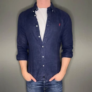 Ralph lauren linne skjorta - Hej säljer nu min fina Ralph lauren linnen skjorta i storlek M. Den är i nyskick och kommer vara otroligt snygg nu i vår och framåt sommaren. Nypris cirka 2300kr! Vi kommer att sälja liknande produkter nu i vår och närmare sommar så glöm inte följa profilen!🌊🍾