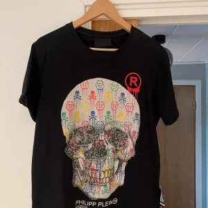 Philipp plein - Tjena, säljer denna sjukt snygga limited edition t-shirt från philipp plein! Tröjan är använd med inga skador förutom att ex antal stenar från trycket ramlat bort men något man inte tänker på! Tröjan är storlek XL med passar M/L Tröjan är äkta 
