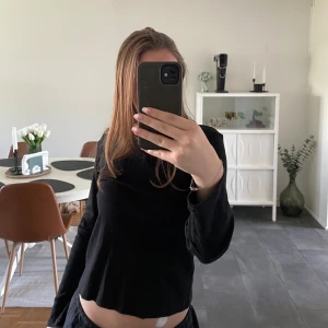 Långärmad topp - Svart basic långärmad tröja endast testad i väldigt bra skick och skönt material. 💕