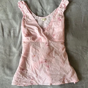 Rosa blommig sommartopp från Bik Bok - Supersöt blus/topp från gamla Bik Bok. Fint skick, storlek M. Så söt nu till sommaren. Går att knyta i ryggen. Gjord i 100% bomull🩷🌸