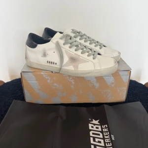 Golden Goose skor - Säljer mina Golden Goose skor i storlek 42. Skorna är helt nya och endast prövade inomhus, box och dustbag medföljer 🙌 Skriv vid funderingar 🙏