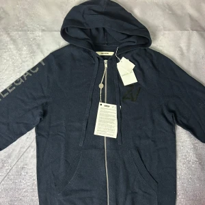Helt ny Zadig & Voltaire Kashmir hoodie - Helt ny Zadig & Voltaire Kashmir hoodie i storlek S. Hoodien är lite stor i storleken så passar även M. Nypris på denna är 4000kr men vårt pris är endast 1699kr.