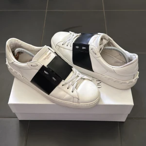 Valentino Open | 45 - Valentino Open Sneakers | Bra skick | Original dustbag samt extra skosnören ingår! | INGA BYTEN | Fraktar spårbart! Box, dustbag och skosnören ingår!