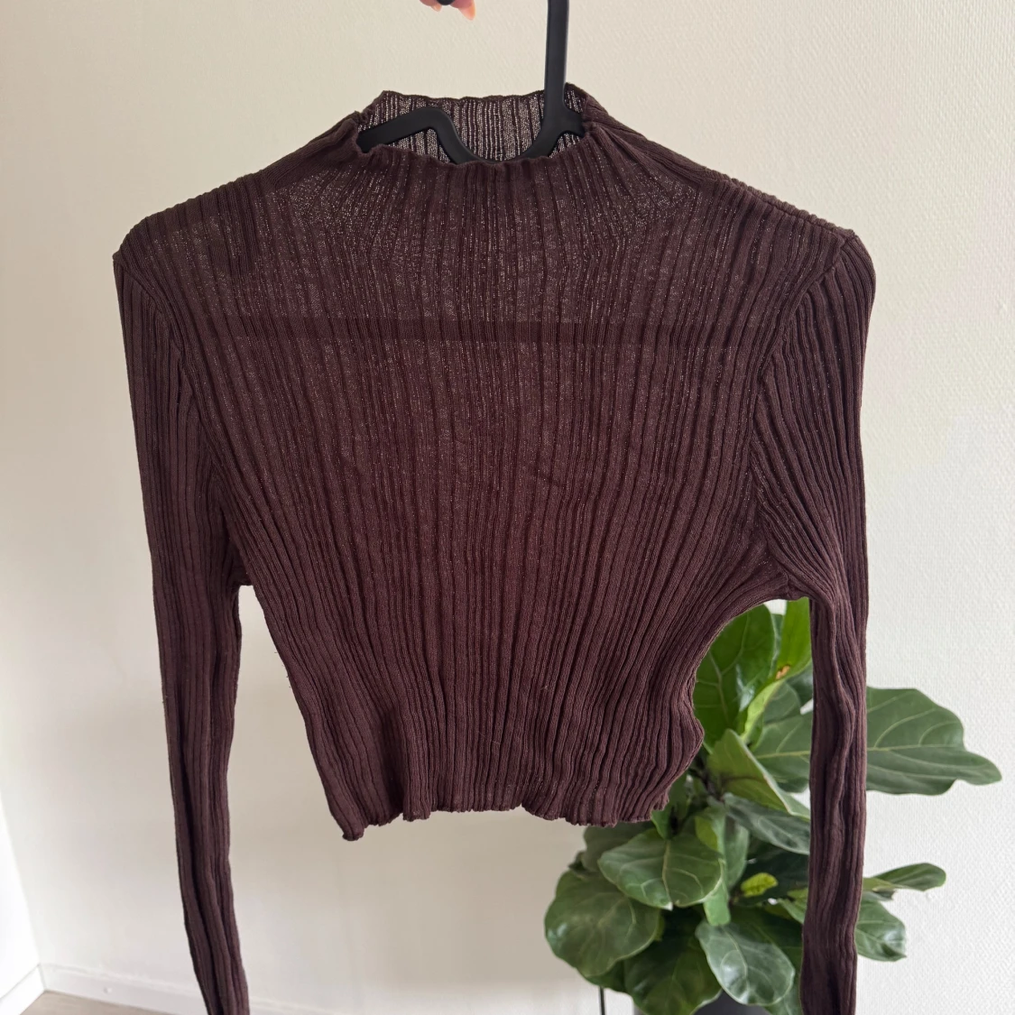 Brun croppad ribbad tröja NA-KD - 1