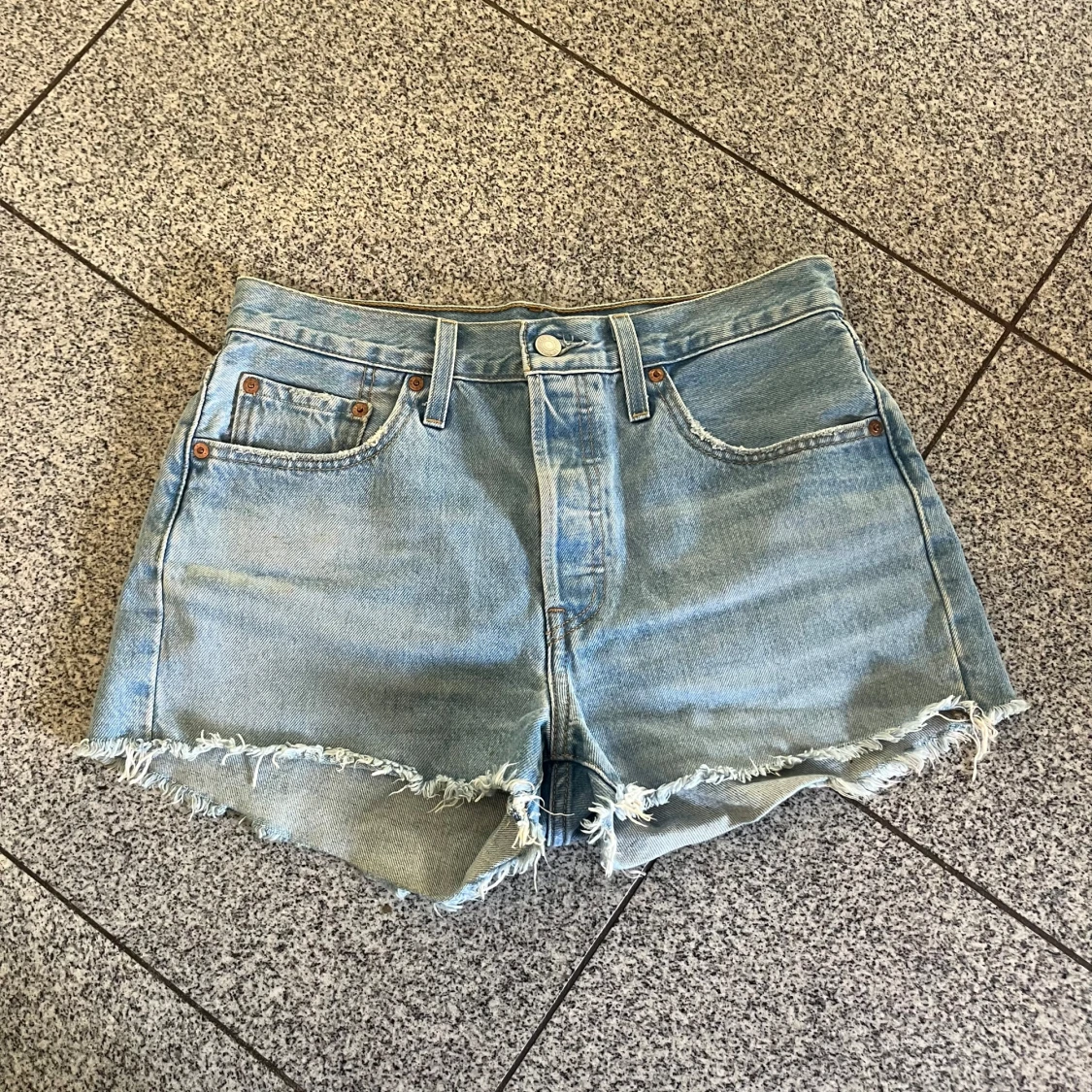 Ljusblå 501 Levis shorts  - 2
