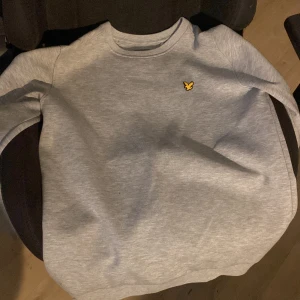 Grå hoodie från Lyle & Scott - Skit fet grå hoodie från Lyle & Scott! Bara använd nån enstaka gång och ser helt ny ut. Storlek S men passar ganska bra på M också (är själv en M). Priset är ej hugget i sten! Kontakta vid frågor eller intresse 😁👌