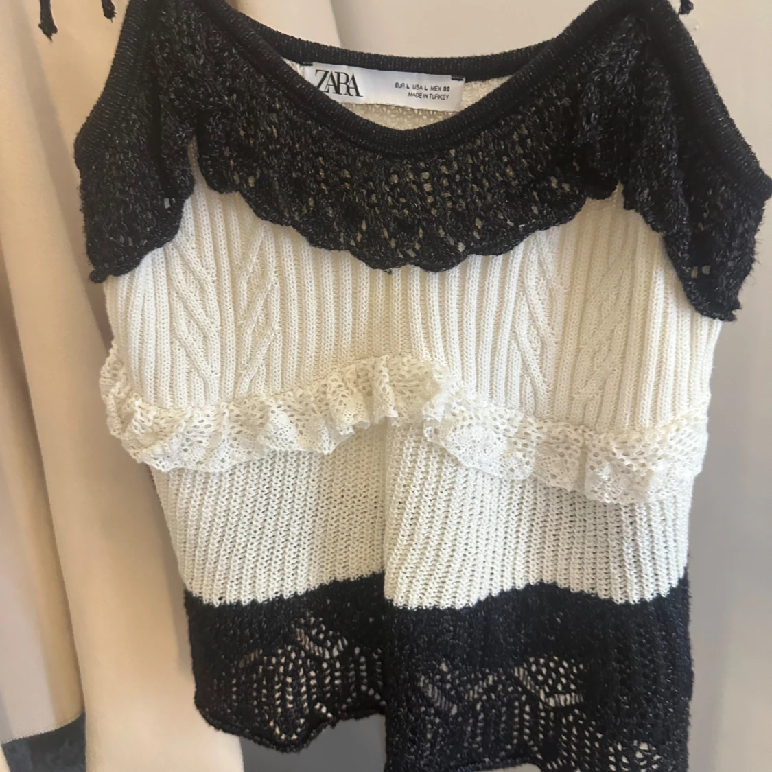 Stickad linnetopp från Zara i svart och vitt - 1