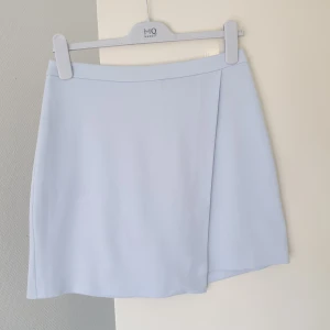 kjol - ljusblå kjol från H&M I jättefint skick.
