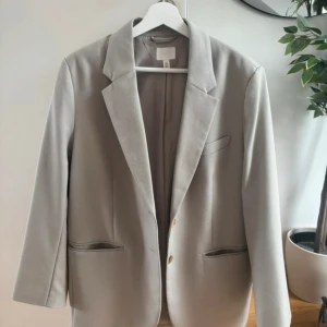 Ljus/olivgrön kavaj storlek s - En snygg oversized kavaj i ljust olivgrön färg från HM. Storlek S. Fint skick.