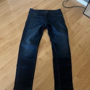 Mörkblå jeans från Jack & Jones - Säljer ett par mörkblå jeans från Jack & Jones, Comfort/Mike. 