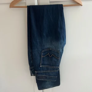 Mid waist jeans  - Mörkblå Mid waist jeans som är raka i passformen. De är i bra skick trots använda. Skriv vid frågor.