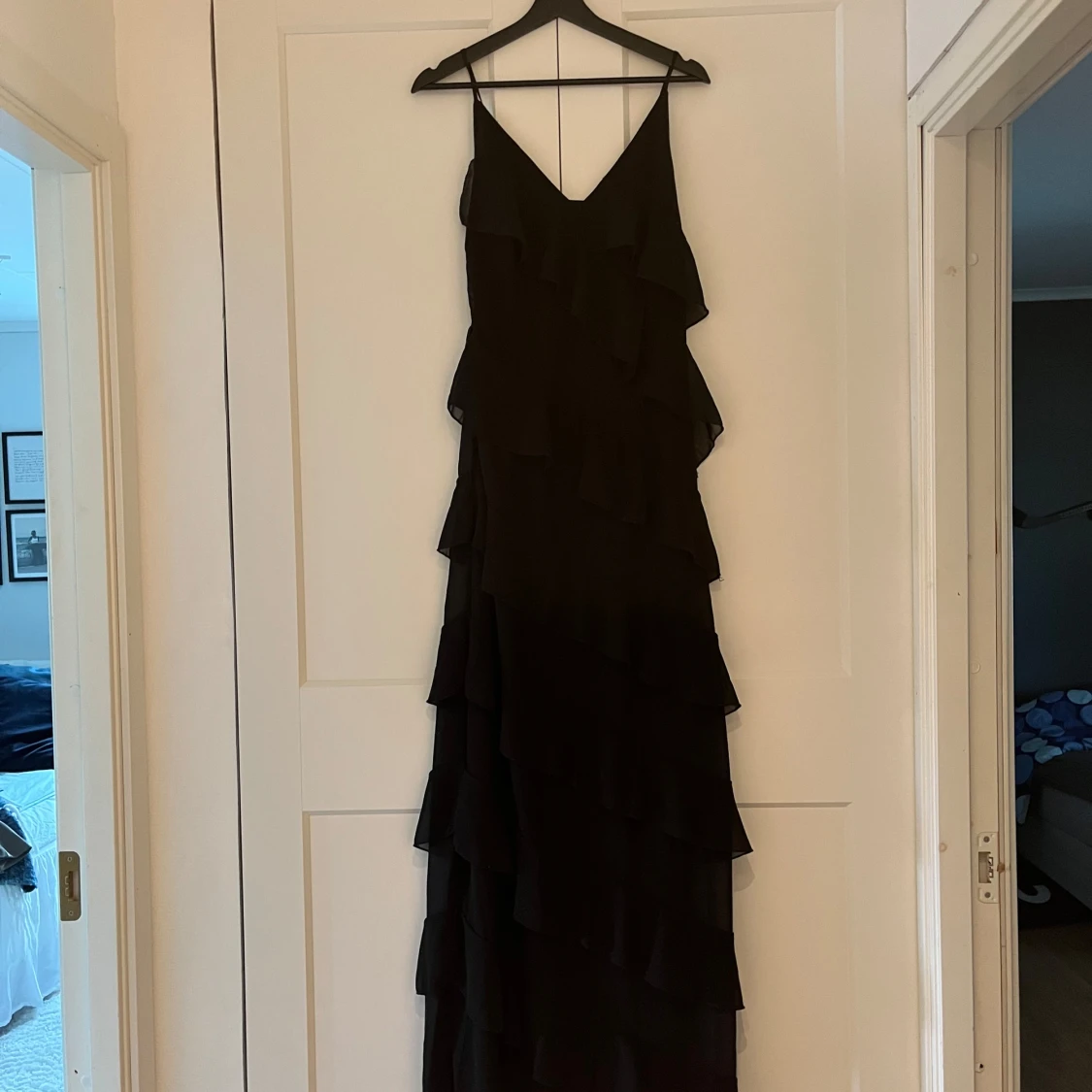 Svart långklänning med volanger - 4