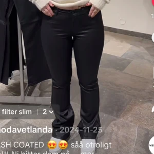 Only Skinbyxor  - Populära Skinn byxor från only som är midwaist. Strl xs/30. Jag är 158 och dom är perfekta i storleken. Kan skicka fler bilder om det behövs. 