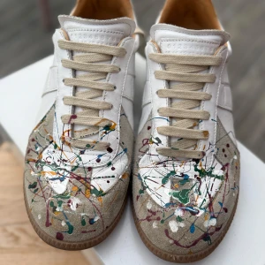Maison margiela gats - Stilrena maison margiela gats som är andvända u cirka en månad men växte ur extremt snabbt tyvärr men säljer för bra pris! Sitter lite litet i storleken!