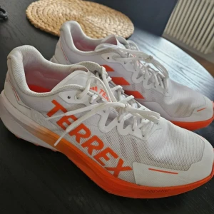 Adidas Terrex Agravic 3 löpar/trailskor  - Säljer ett par vita Adidas Terrex. Storlek 48 (små i storlek). Använda 2 gånger då dom tyvärr kändes för små.  Nypris 1600 kr.