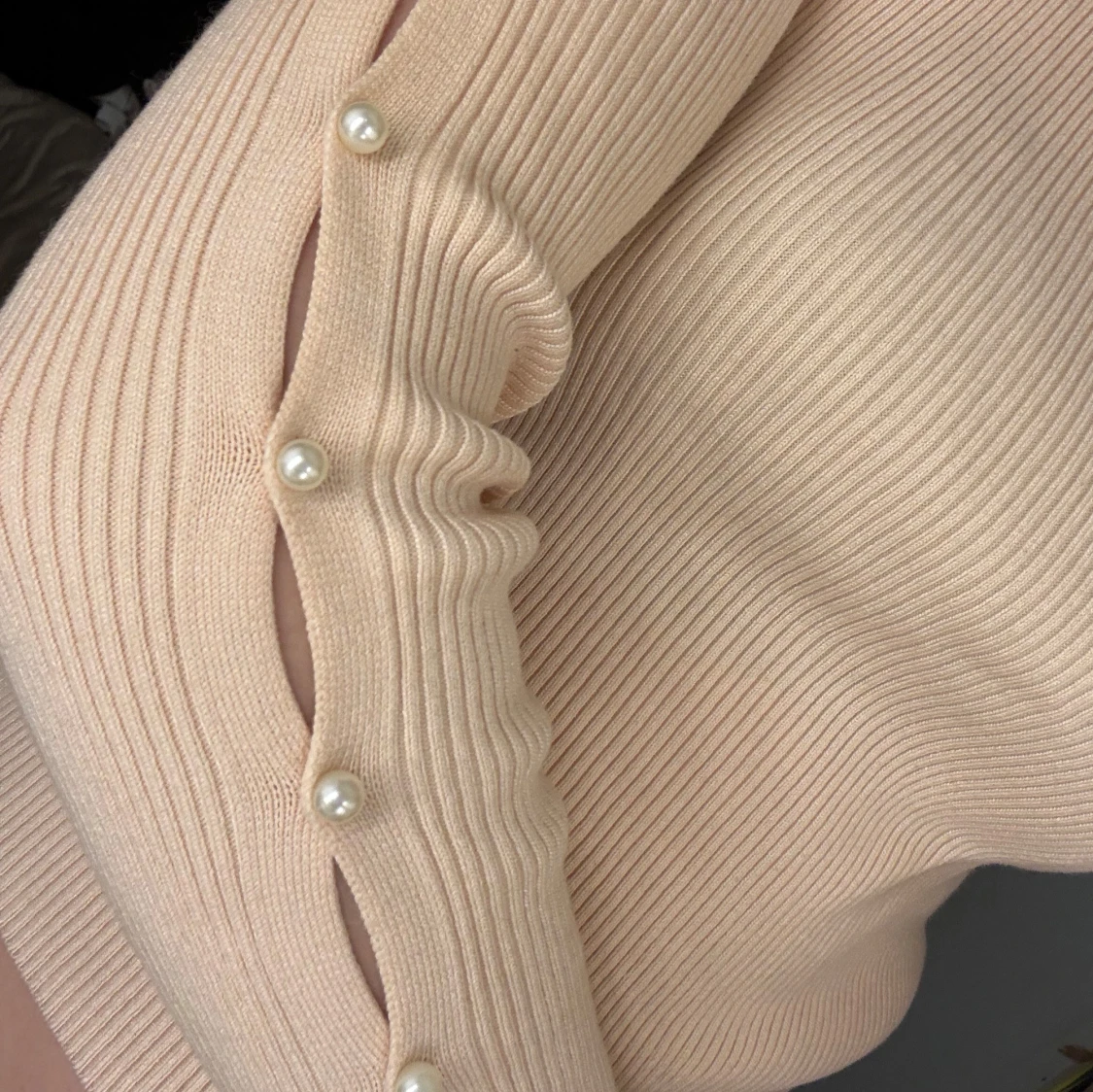 Beige ribbad croppad tröja med pärldetaljer - 2