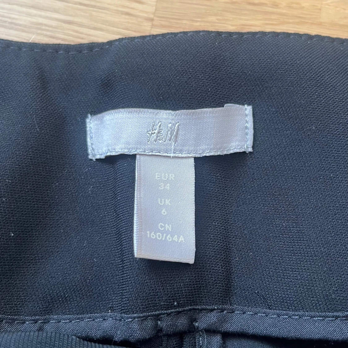 Svarta shorts med knytband från H&M - 2