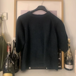 Svart stickad tröja - En mörkblå tröja som är kort k armarna❤️ den är i storlek xs men passar s! Super mysig till sommaren❤️