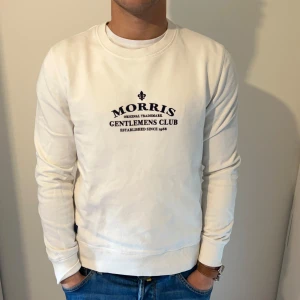 Vit Morris Tröja - Vit Morris tröja i bra skick! Defekt på bild 5 // Storlek: Small, jag på bild är 177cm // Hör av er vid frågor!