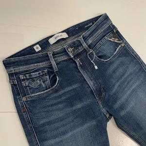 Replay anbass  - Replay anbass aged 01 - skick 10/10, helt nya - stl 31/30, men sitter som 28/32 - tag sitter fortfarande kvar på jeansen! - hör av er vid exakta mått, jag är 177 och väger 60 och dom passar helt perfekt på mig! 