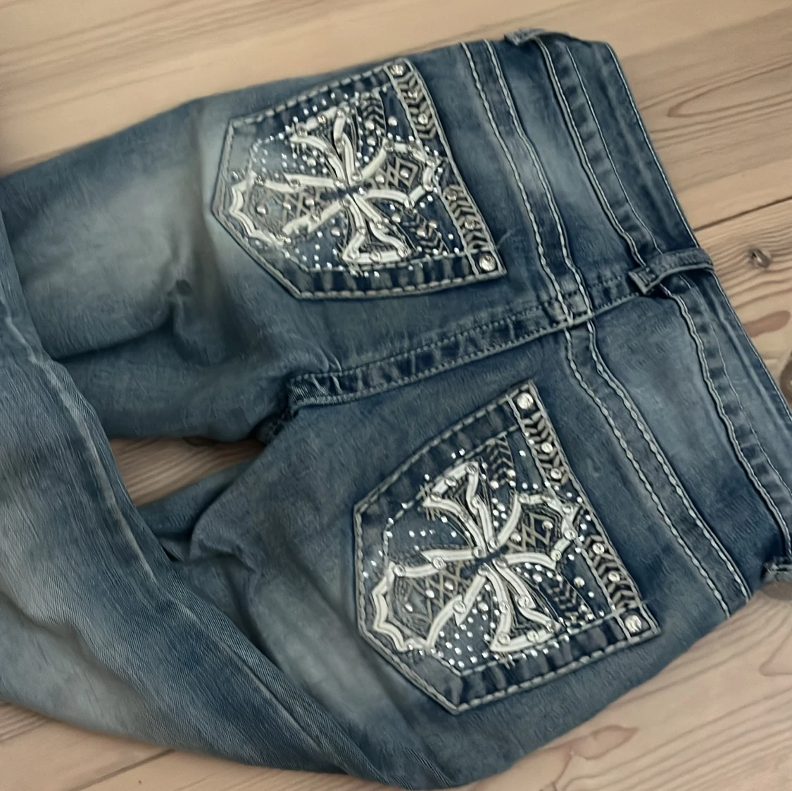 Lågmidjade blå jeans med broderade bakfickor - 3
