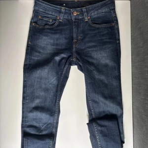 Tiger of Sweden jeans - Ett par snygga Tiger of Sweden jeans, mycket bra skick!  Storlek: 28/32 👖 mörkblå.   Har använt dem några få gånger. Dem sitter bra och har inte skador. Väldig skönt material och stretch material, cotton material. 