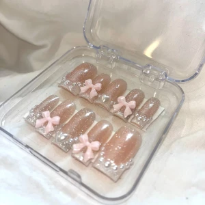 Glittriga lösnaglar med pärlor och rosa rosetter - ✨Hemmagjorda gelélösnaglar, lim medkommer ✨