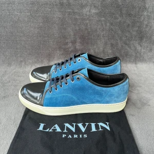 Lanvin DBB1 Cap Toe | 44 - Storlek: UK10 - EU 44 (passar EU45)  Skick: Mycket fint skick. Tillbehör: Dustbag Färg: Blå
