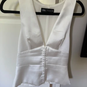 Zara korsett - Topp från Zara liknande en korsett , fint skick men har ett märke på baksidan som inte syns när man bär den men går nog att ta bort , kom med prisförslag 🥰