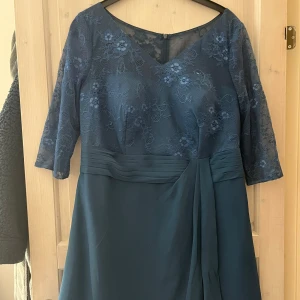 Klänning - Snygg klänning som passar bra vid festligare tillfällen💕står ingen storlek men gissar på 42-44