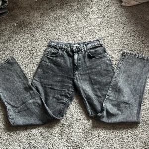 Mörkgrå jeans från Woodbird - Säljer ett par mörkgrå Troy Thun Black Jeans från Woodbird. Jeansen har klassisk femficksdesign, normal passform och är tillverkade i ekologisk bomull. Perfekta för dig som gillar stilrena och tidlösa jeans.