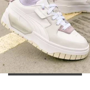 Vita sneakers från Puma - Säljer ett par fräscha vita sneakers från Puma med chunky sula och diskreta detaljer i ljusgrön/ljusrosa. De är använda cirka 3 gånger men är för små så i princip oanvända. Nypris var 1100 kronor från ASOS. Inköpta 2023 men stått i hyllan sen dess. Storlek 37