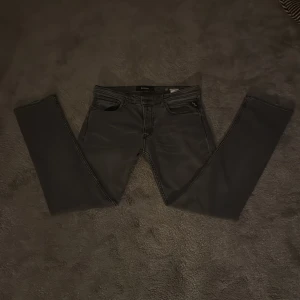 Replay jeans  - Säljer nu dessa feta jeans från replay i en grå tvätt i storlek 32. Modellen är grover och är slimfit                  Pris 400kr