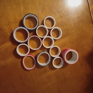 Söta washi-tejprullar med motiv - Flera rullar washi-tejp med olika gulliga motiv som hjärtan, katter, moln och tecknade figurer. Färgerna är blandade, bland annat rosa, blå, röd och vit. Perfekt för att dekorera sminkbord, speglar eller sminkaccessoarer. Vissa har tagits ifrån lite andra helt nya