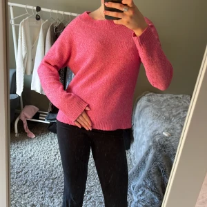 Rosa stickad tröja från Vero Moda!🩷 - Säljer en rosa stickad tröja från Vero Moda!🩷Tröjan har en rund halsringning och ribbade muddar vid ärmslut och nederkant. Älskar verkligen den här färgen!!🩷Lite nopprig men annars är kvaliteten väldigt bra och tröjan är väldigt mjuk och behaglig!!🥰 Det är bara att höra av sig om man vill ha fler bilder eller har någon fråga!!☺️